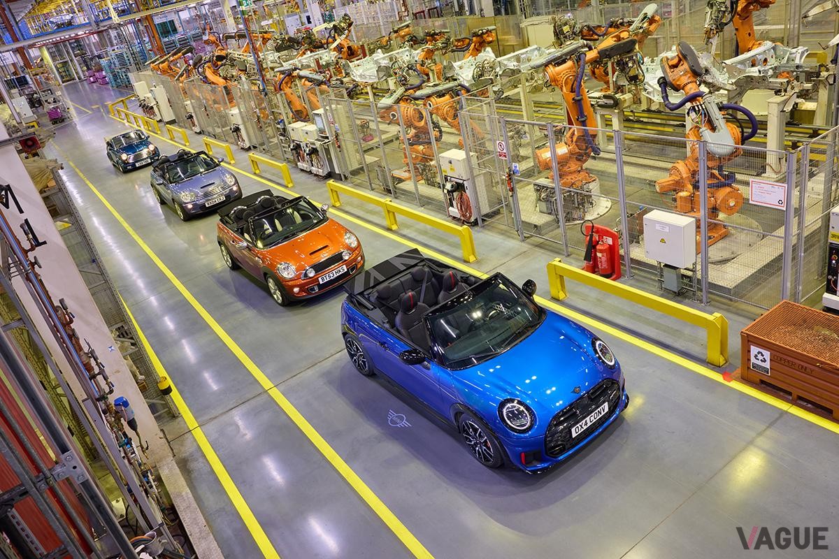 英国オックスフォード工場での生産が開始された新型「ミニクーパー・コンバーチブル」
