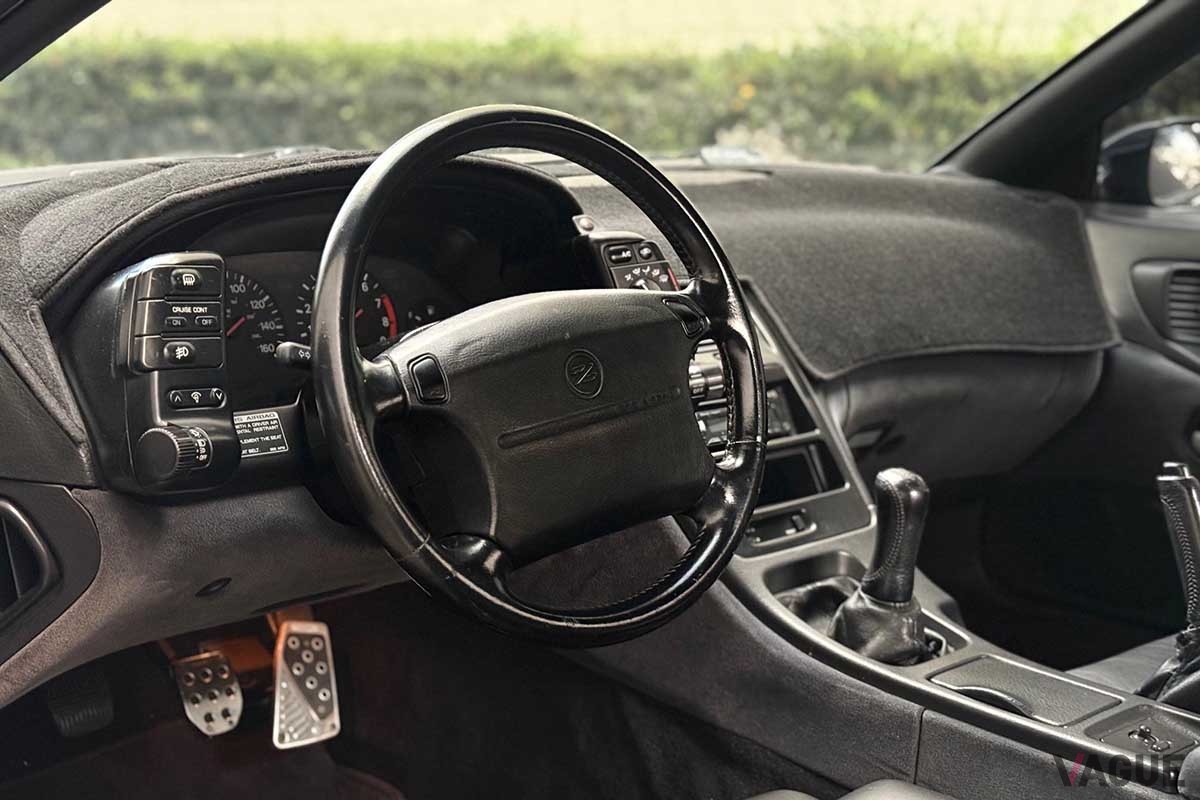 海外オークションサイト「Car＆Vids」に出品されたZ32型1993年式日産「フェアレディZ」のインテリア