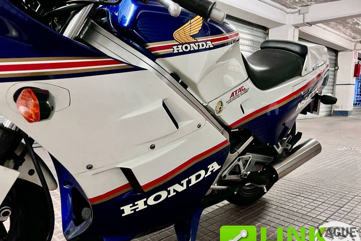 イタリア・ローマから出品された1987年式ホンダ「NS400R」。走行距離2万5300kmと低走行の極上モデルだ