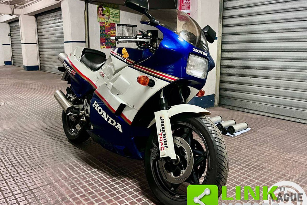 イタリア・ローマから出品された1987年式ホンダ「NS400R」。走行距離2万5300kmと低走行の極上モデルだ
