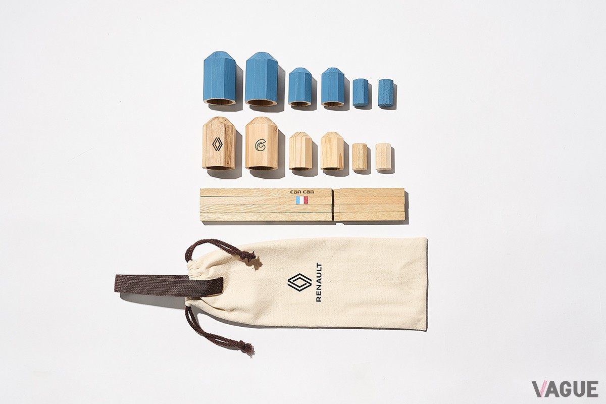 盤にフランス国旗がペイントされ、駒と収納ケースにはルノーのロゴマークが入ったスペシャルエディション