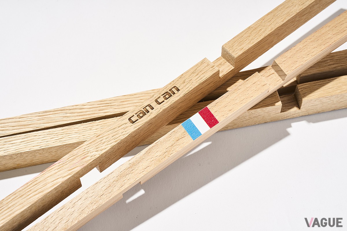 盤にフランス国旗がペイントされ、駒と収納ケースにはルノーのロゴマークが入ったスペシャルエディション