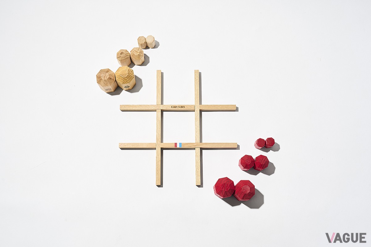 盤にフランス国旗がペイントされ、駒と収納ケースにはルノーのロゴマークが入ったスペシャルエディション