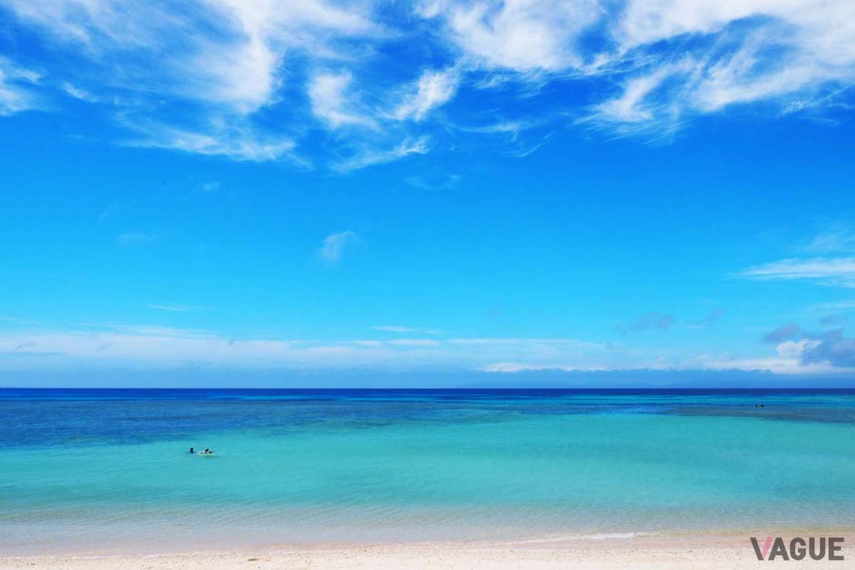日本一美しいビーチと言われる「ニシ浜」。透明度も高く、この穏やかな海辺でまったり過ごすのがおすすめ