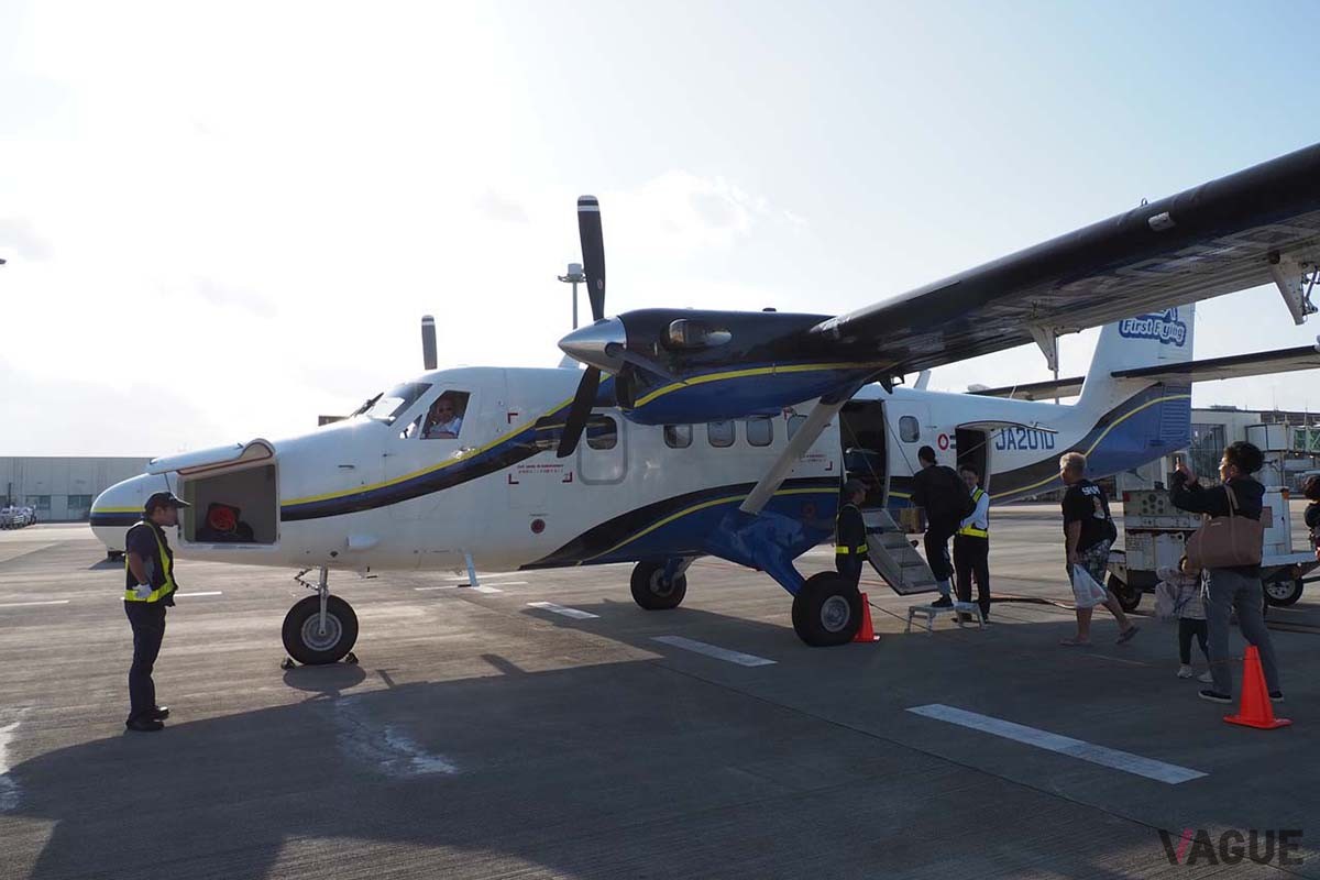 新石垣島空港の駐機場に待機していたツインオッターに乗り込む乗客。荷物スペースは前後2カ所に用意