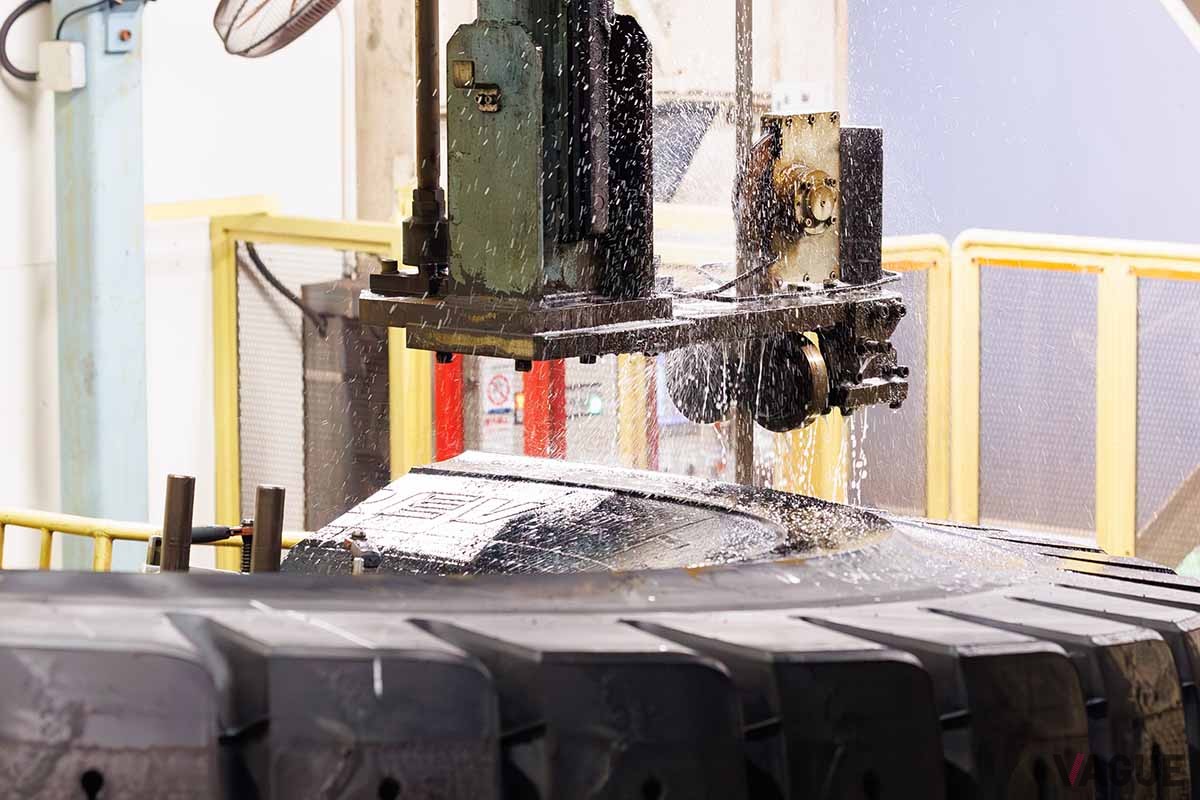 試験に使われた試作タイヤは、切断して内部が見えるように最後はカットサンプルを作成する