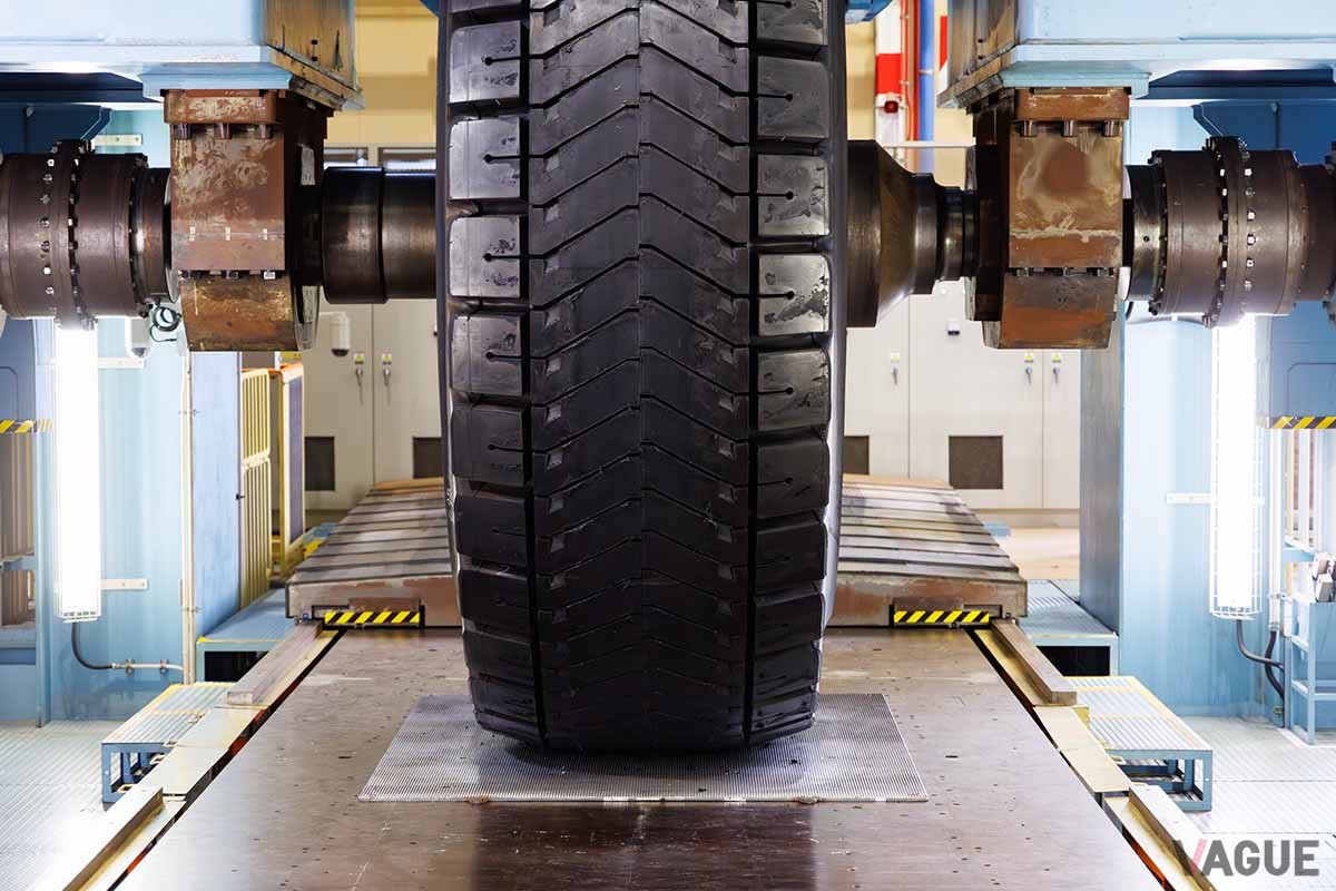 タイヤを立てた状態で荷重をかけていき、接地部分の形状や面積がどのようになっているか等を計測する
