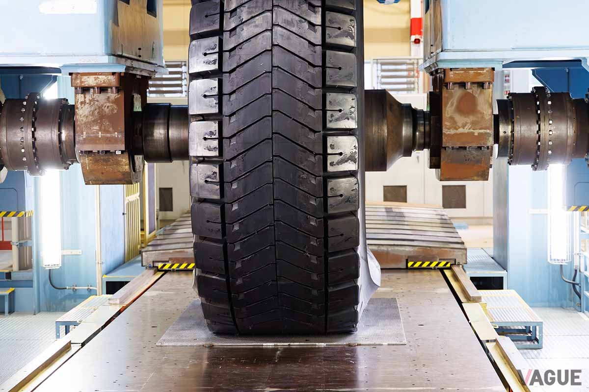 タイヤを立てた状態で荷重をかけていき、接地部分の形状や面積がどのようになっているか等を計測する