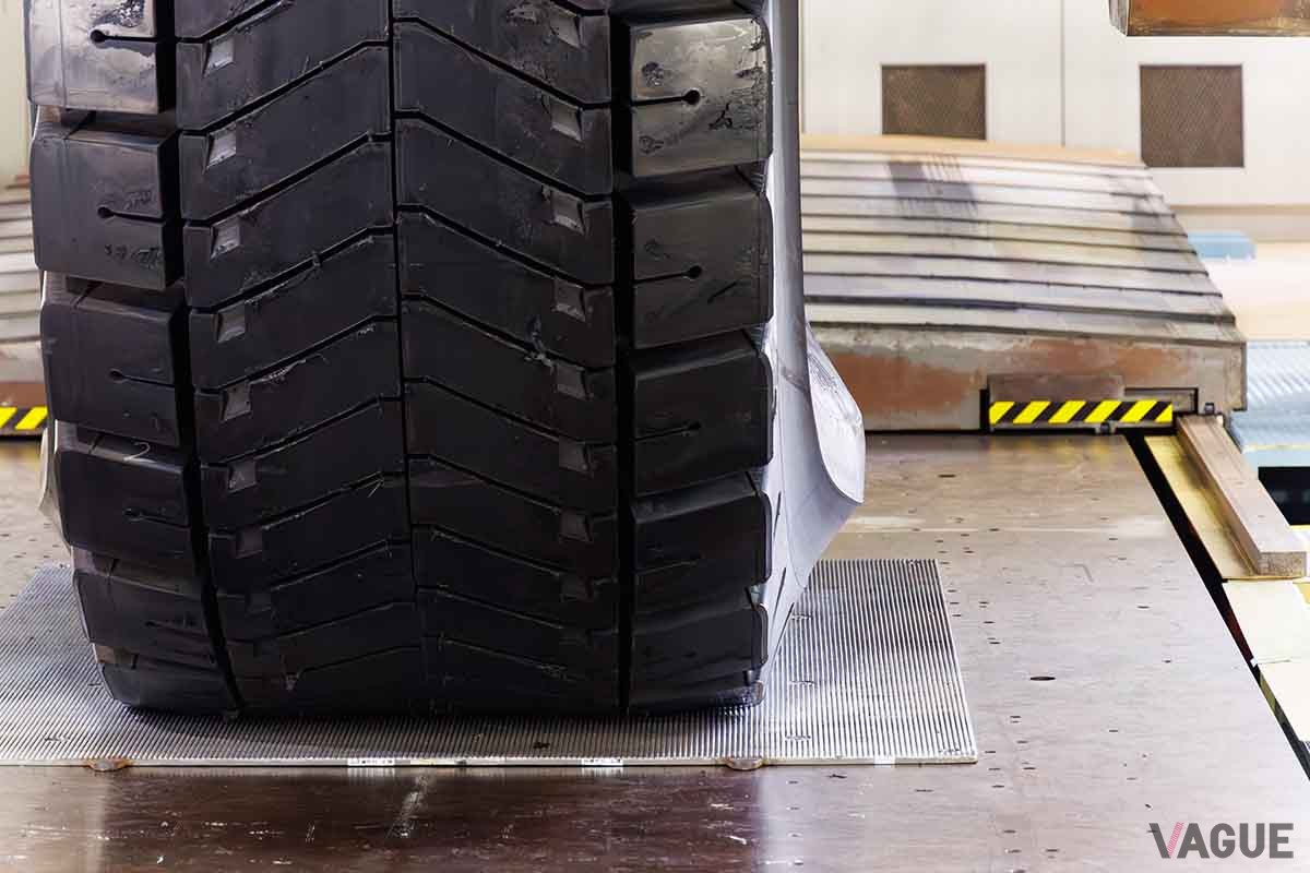 タイヤを立てた状態で荷重をかけていき、接地部分の形状や面積がどのようになっているか等を計測する
