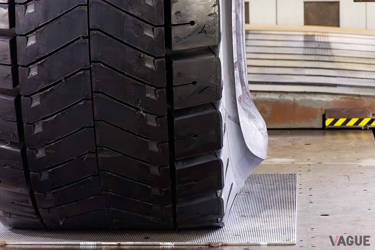 タイヤを立てた状態で荷重をかけていき、接地部分の形状や面積がどのようになっているか等を計測する