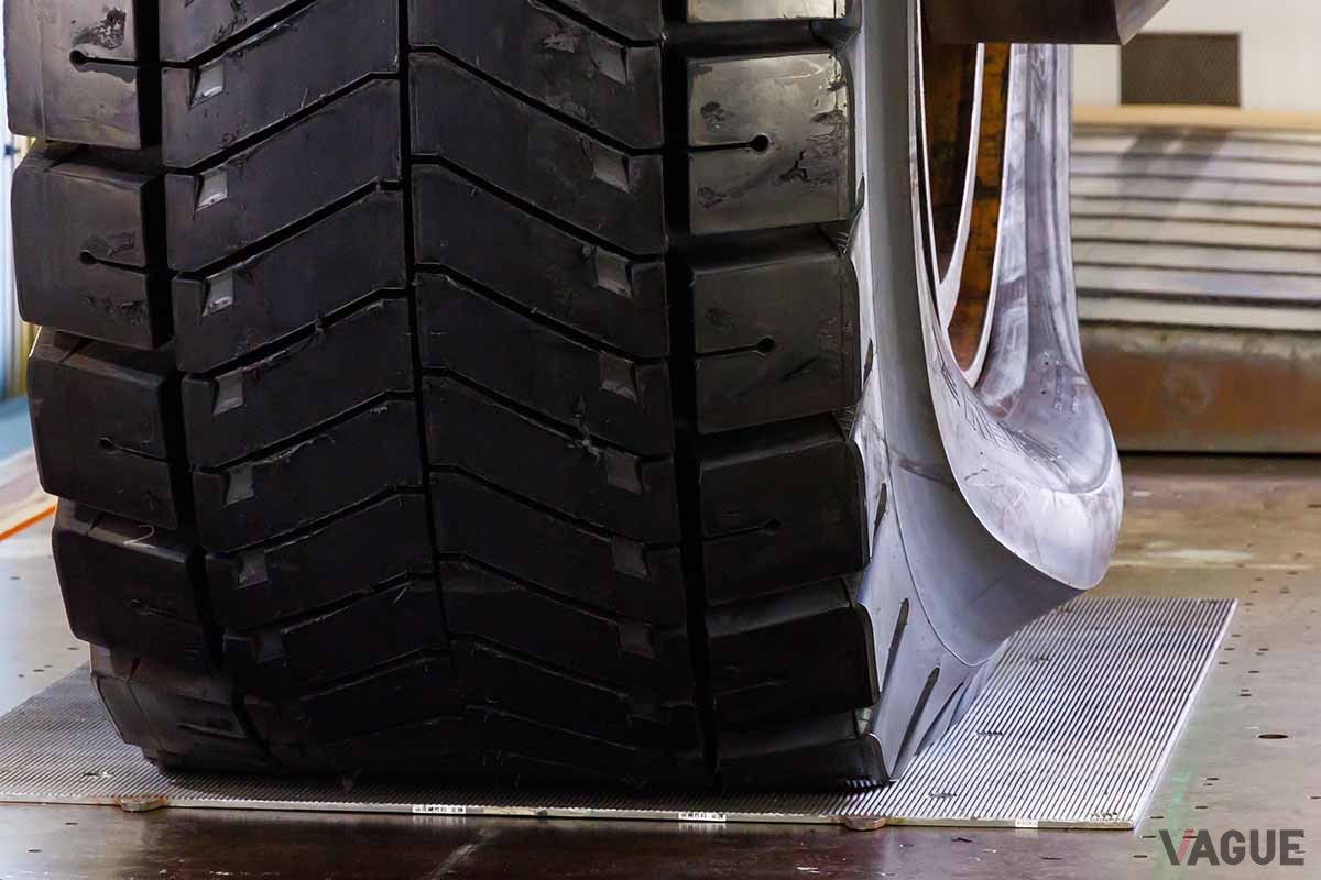 タイヤを立てた状態で荷重をかけていき、接地部分の形状や面積がどのようになっているか等を計測する