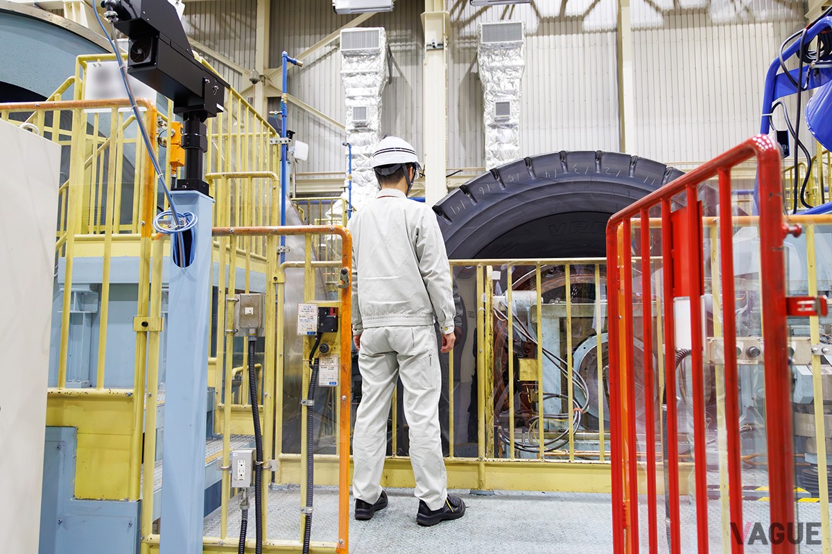ORタイヤ用のドラム試験機。動的な試験がおこなわれる。人と比べるとそのタイヤの大きさがわかる