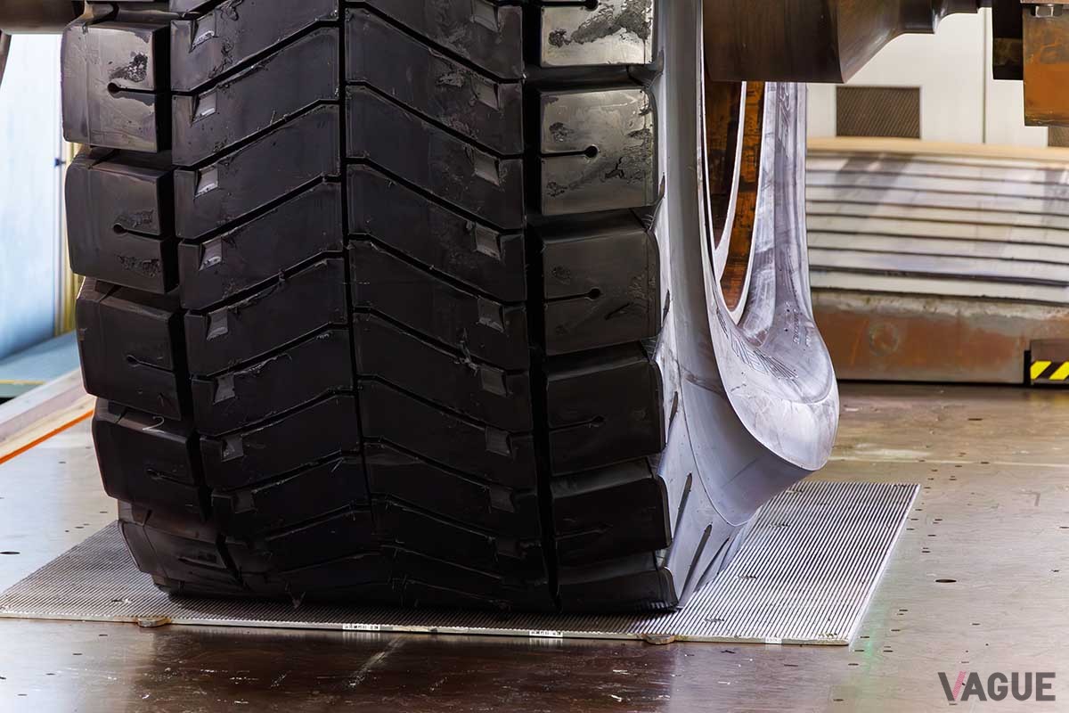 タイヤを立てた状態で荷重をかけていき、接地部分の形状や面積がどのようになっているか等を計測する