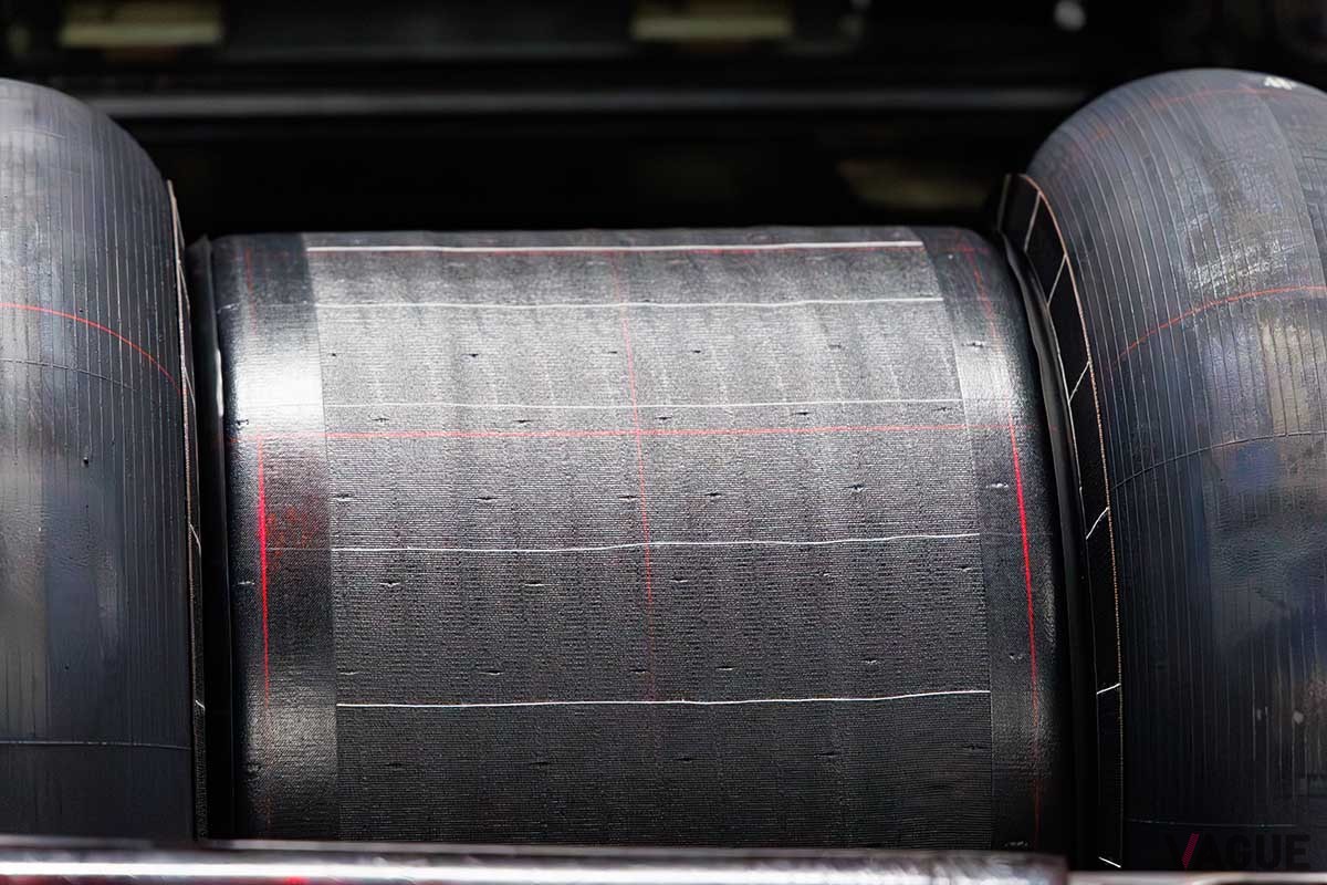 防府工場でパッセンジャー用タイヤの製造過程を見学。これは成型の工程で、だんだんとタイヤの形になっていくのが面白い