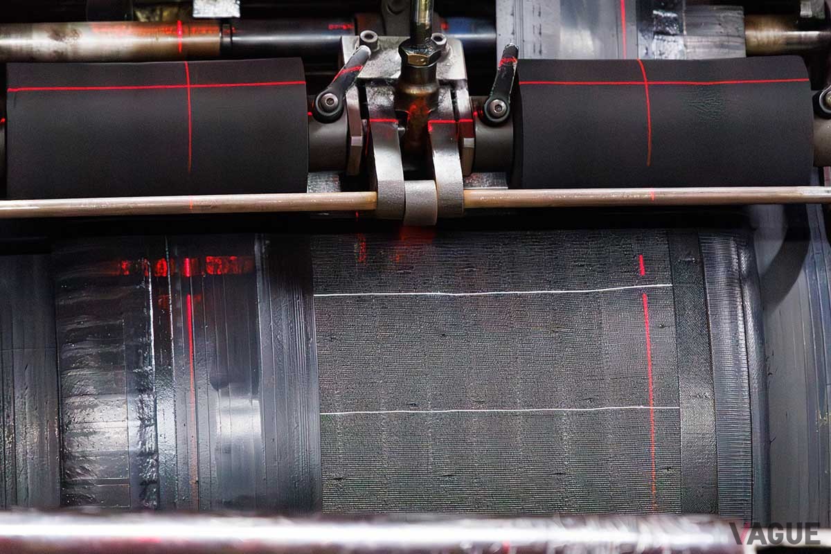 防府工場でパッセンジャー用タイヤの製造過程を見学。これは成型の工程で、だんだんとタイヤの形になっていくのが面白い