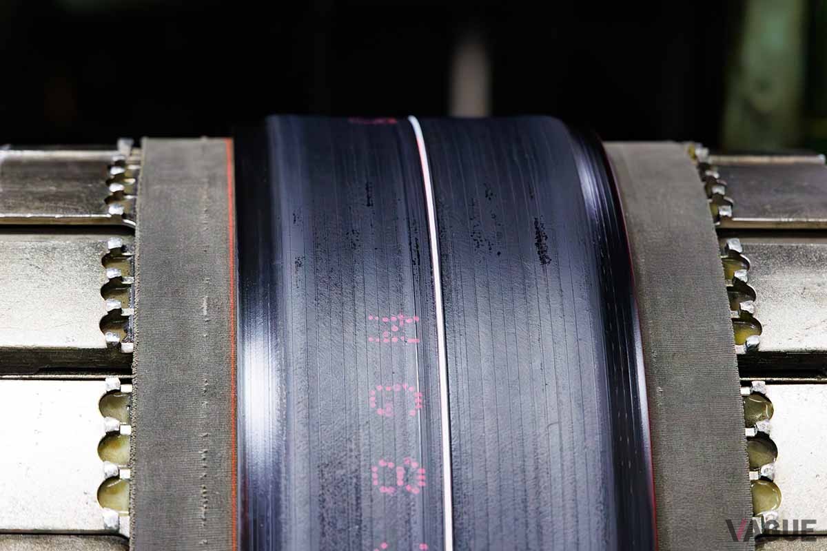 防府工場でパッセンジャー用タイヤの製造過程を見学。これは成型の工程で、だんだんとタイヤの形になっていくのが面白い