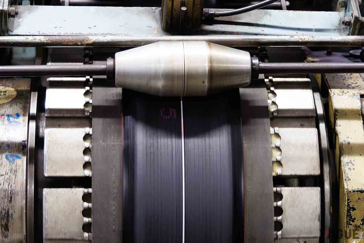 防府工場でパッセンジャー用タイヤの製造過程を見学。これは成型の工程で、だんだんとタイヤの形になっていくのが面白い