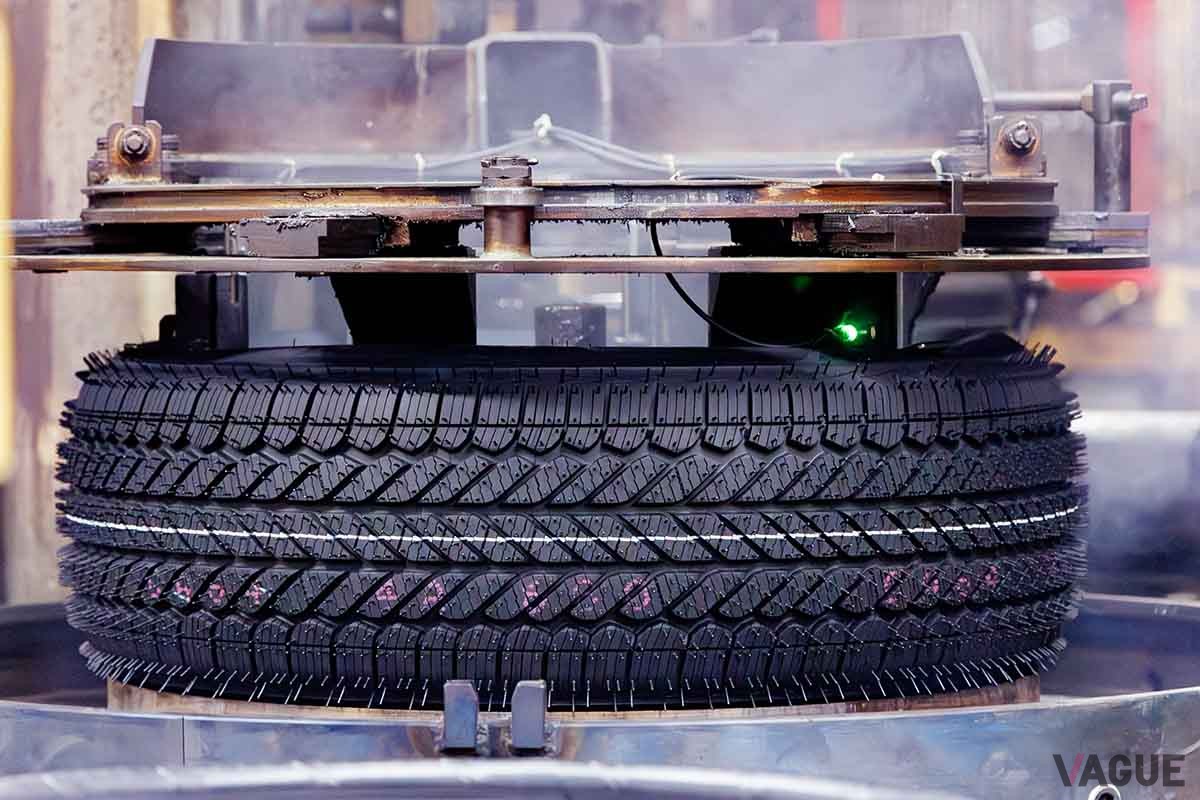 防府工場でパッセンジャー用タイヤの製造過程を見学。成型された「生タイヤ」を加硫し熱と圧力を加える工程
