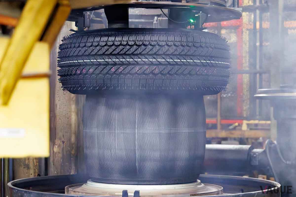 防府工場でパッセンジャー用タイヤの製造過程を見学。成型された「生タイヤ」を加硫し熱と圧力を加える工程