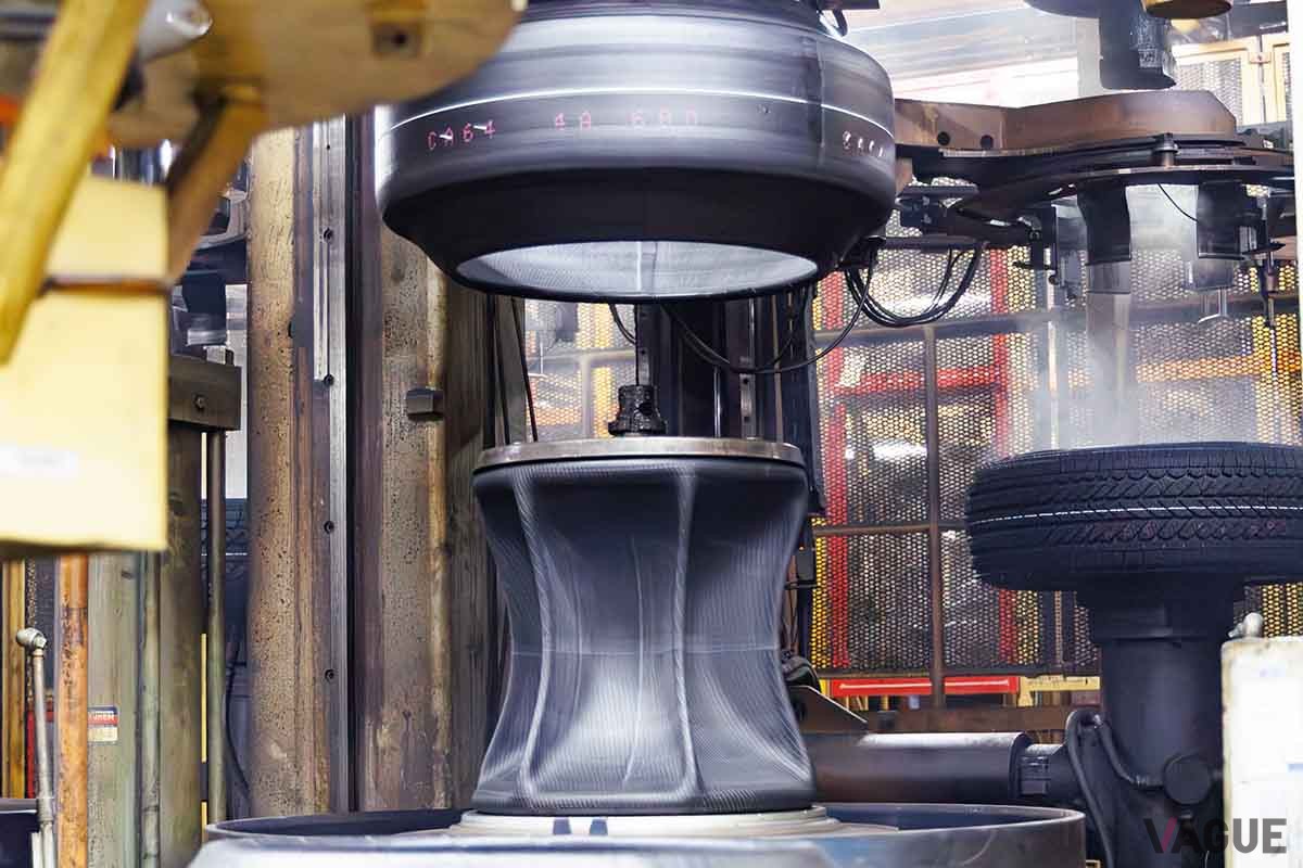 防府工場でパッセンジャー用タイヤの製造過程を見学。成型された「生タイヤ」を加硫し熱と圧力を加える工程