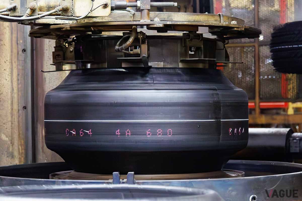 防府工場でパッセンジャー用タイヤの製造過程を見学。成型された「生タイヤ」を加硫し熱と圧力を加える工程