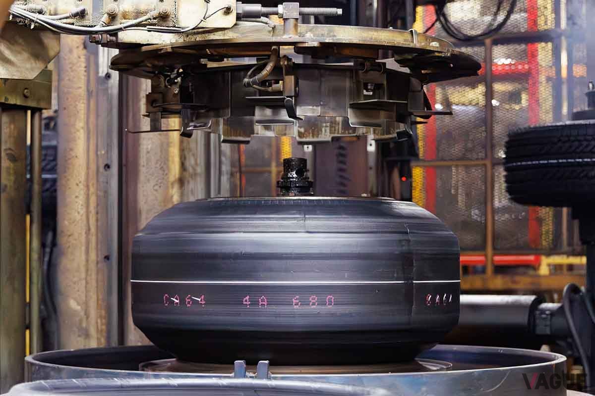 防府工場でパッセンジャー用タイヤの製造過程を見学。成型された「生タイヤ」を加硫し熱と圧力を加える工程