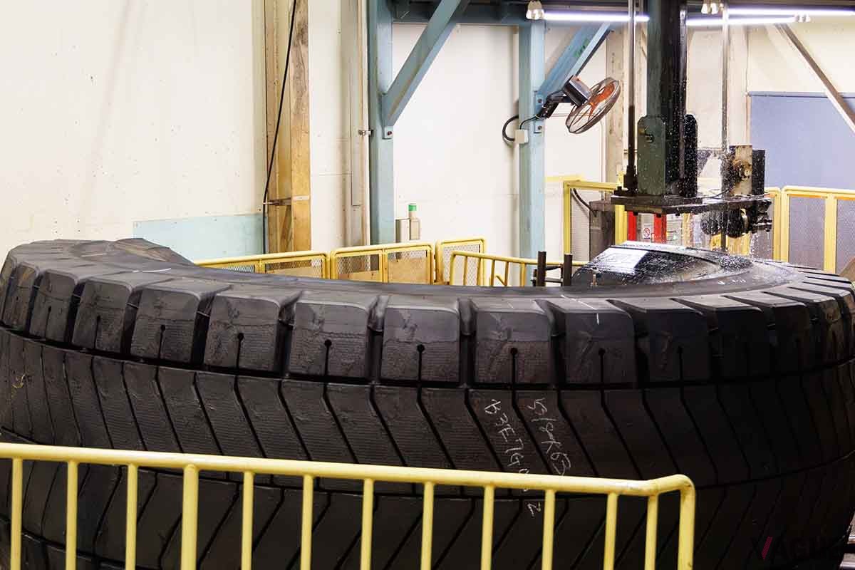試験に使われた試作タイヤは、切断して内部が見えるように最後はカットサンプルを作成する