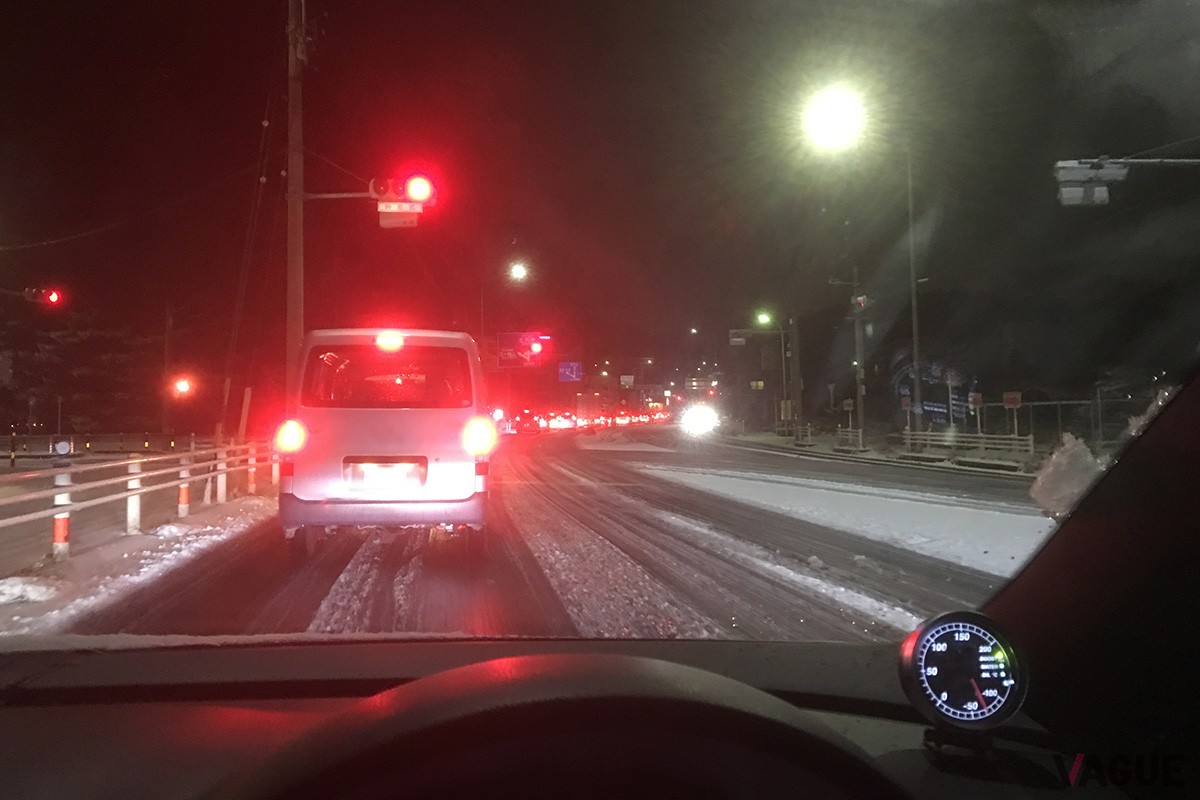 突然の大雪に見舞われると、立ち往生などで大渋滞が発生してしまうことがある（写真はイメージです）