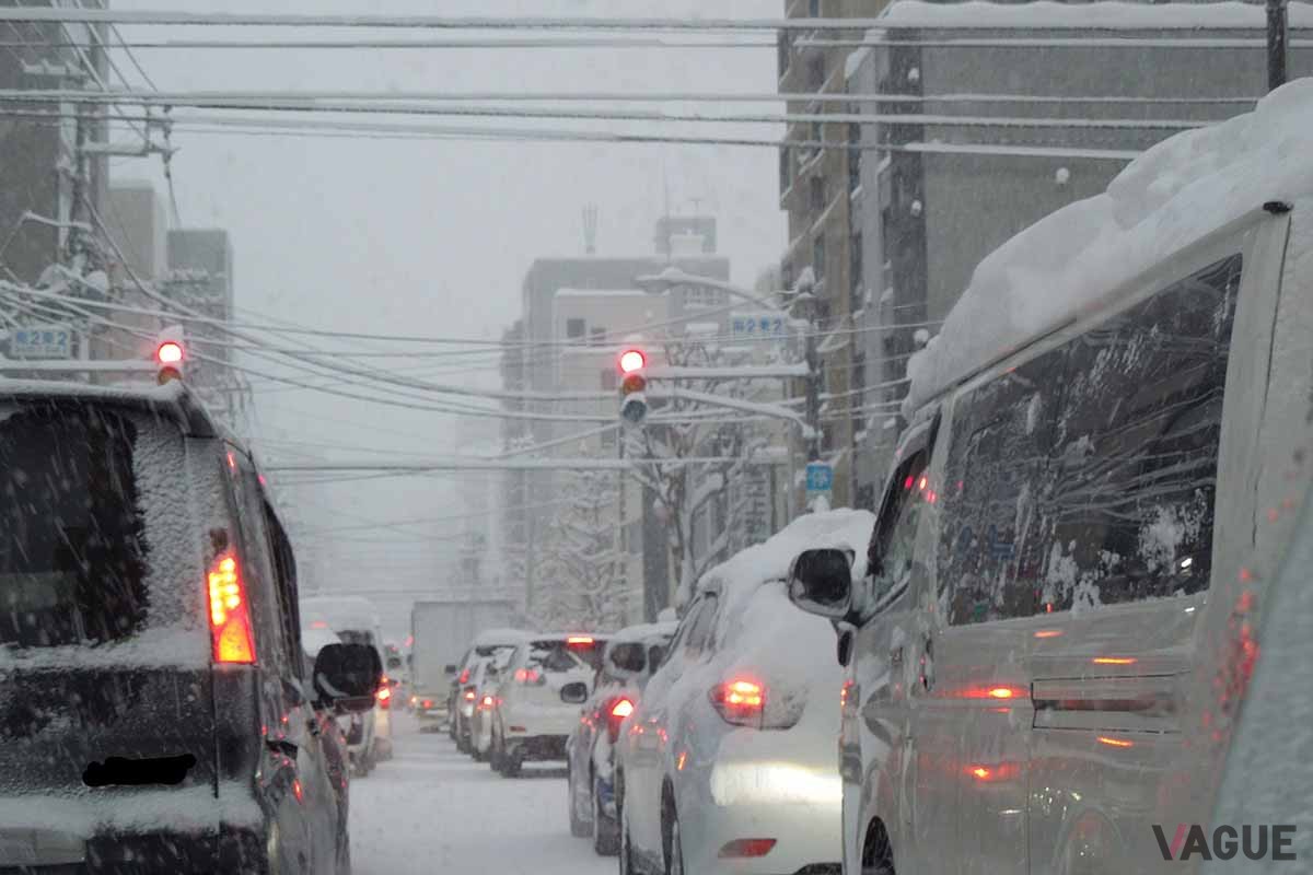 突然の大雪に見舞われると、立ち往生などで大渋滞が発生してしまうことがある（写真はイメージです）