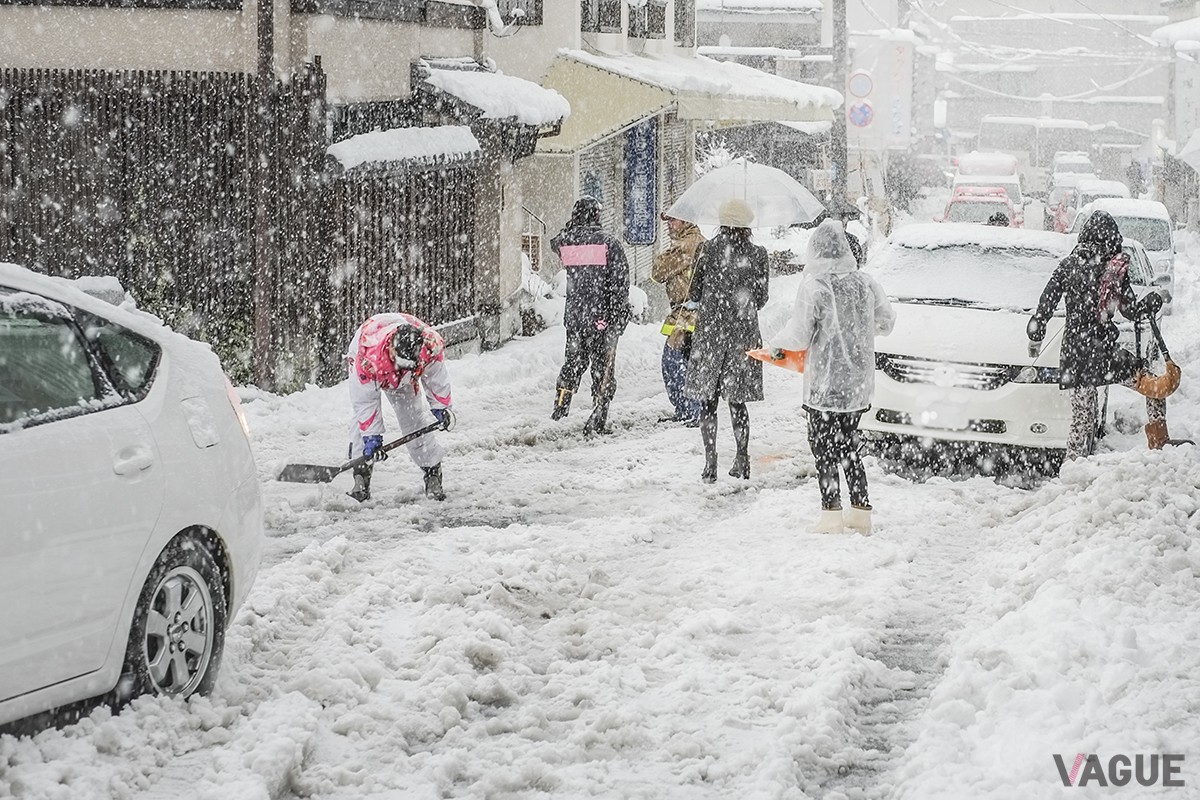 突然の大雪に見舞われると、立ち往生などで大渋滞が発生してしまうことがある（写真はイメージです）