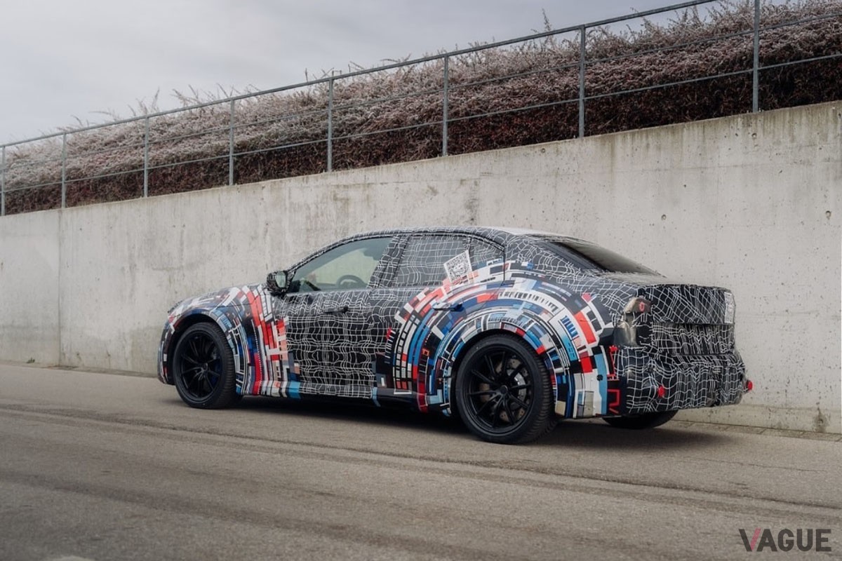 SNSで公開された高性能BEVセダン「M3」のプロトタイプ