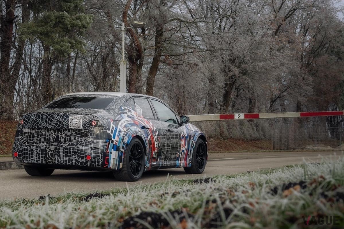 SNSで公開された高性能BEVセダン「M3」のプロトタイプ