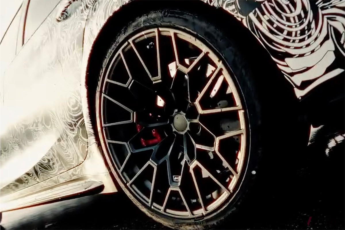 BMWがカーボンパーツと専用エアロをまとう「M3 CSツーリング」のティザー動画を公開