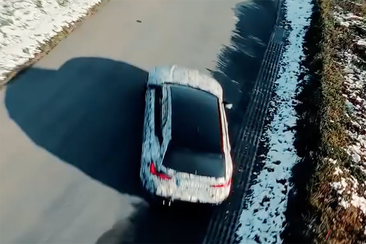 BMWがカーボンパーツと専用エアロをまとう「M3 CSツーリング」のティザー動画を公開