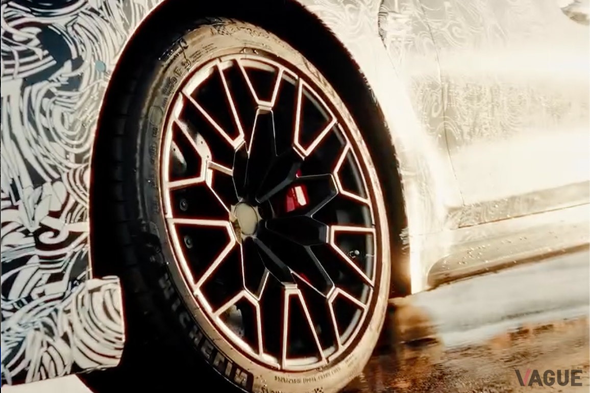 BMWがカーボンパーツと専用エアロをまとう「M3 CSツーリング」のティザー動画を公開