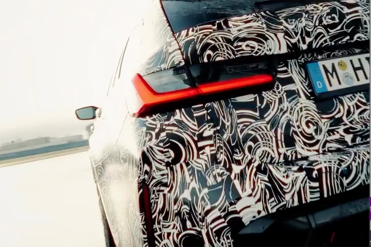 BMWがカーボンパーツと専用エアロをまとう「M3 CSツーリング」のティザー動画を公開