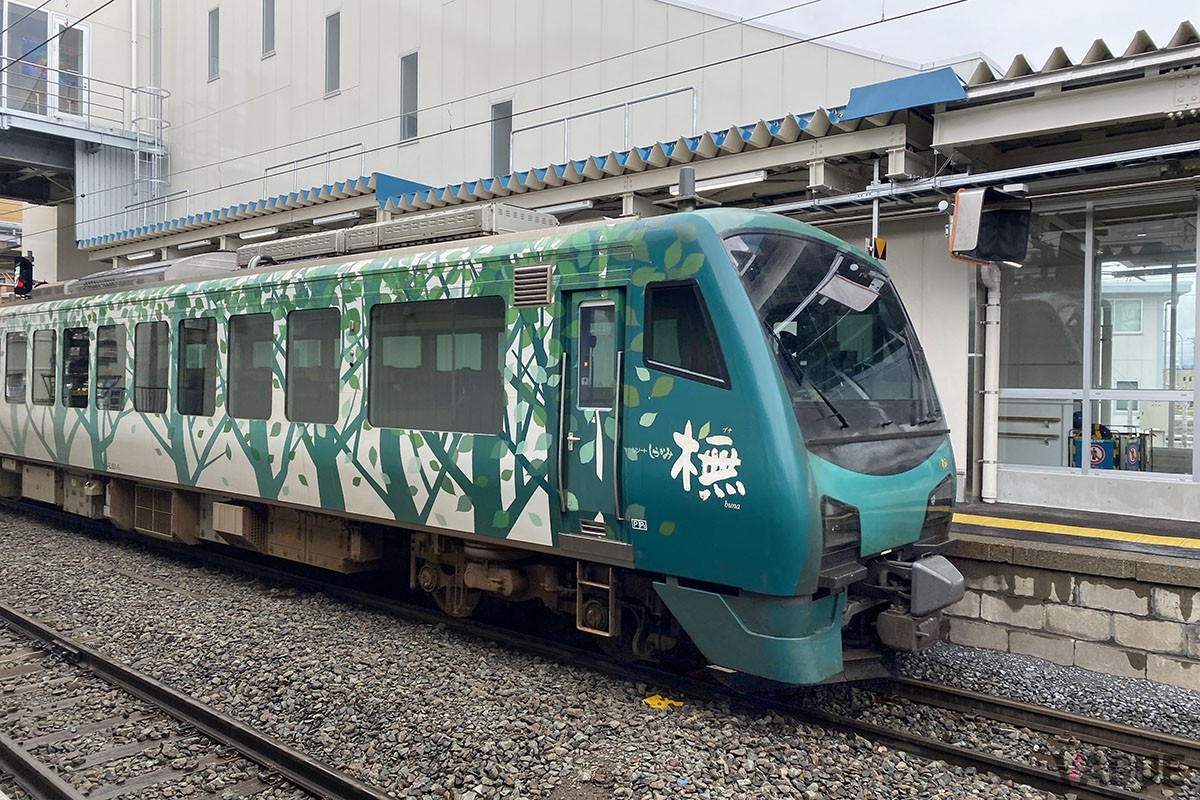 五能線を走り秋田駅と青森駅を結ぶ列車「リゾートしらかみ」。写真は「橅」編成
