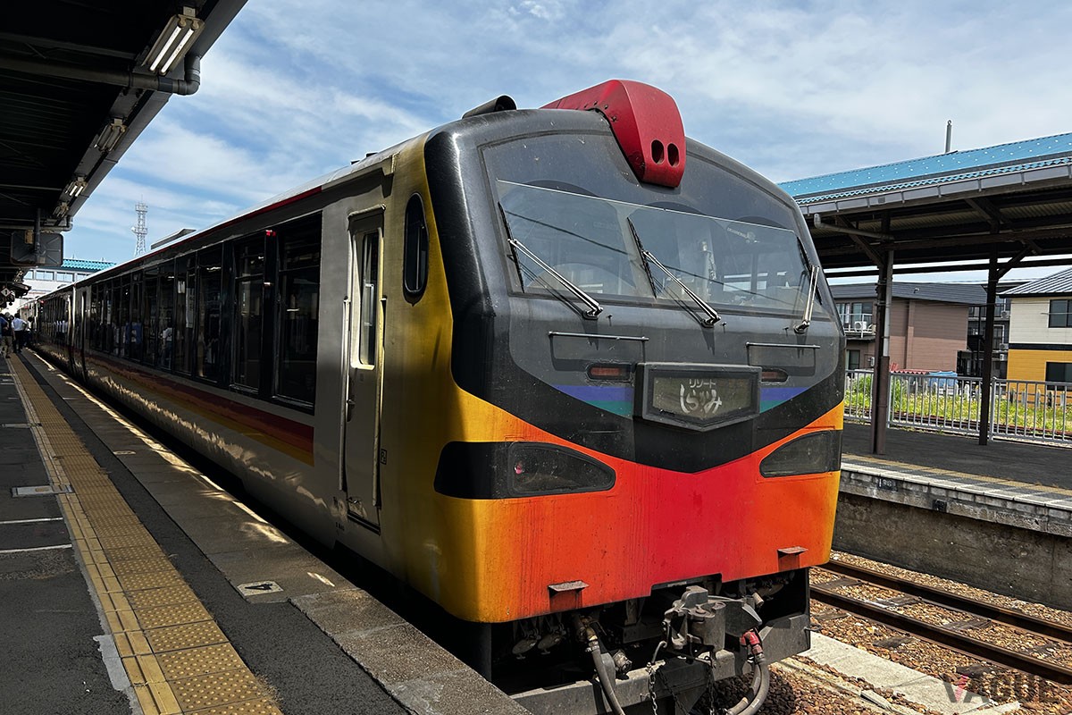 五能線を走り秋田駅と青森駅を結ぶ列車「リゾートしらかみ」。写真は「くまげら」編成