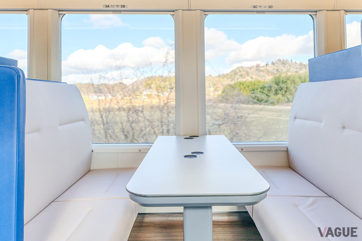 東北を走る列車「SATONO」では、運行線区毎の伝統料理やご当地料理、地酒をうけとりっぷで販売している