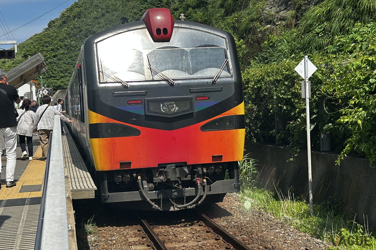 五能線を走り秋田駅と青森駅を結ぶ列車「リゾートしらかみ」。写真は「くまげら」編成