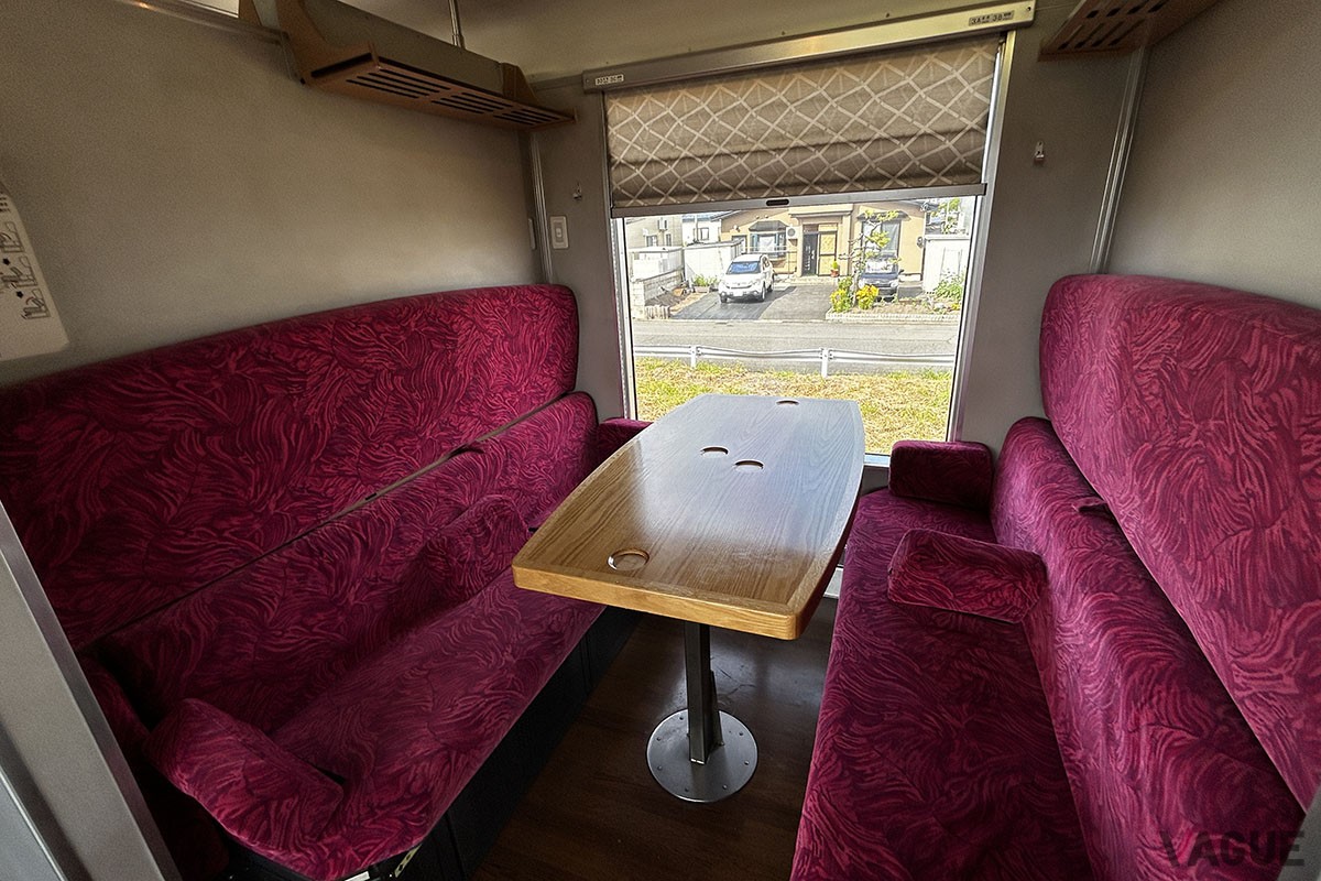 五能線を走り秋田駅と青森駅を結ぶ列車「リゾートしらかみ」。写真は「くまげら」編成