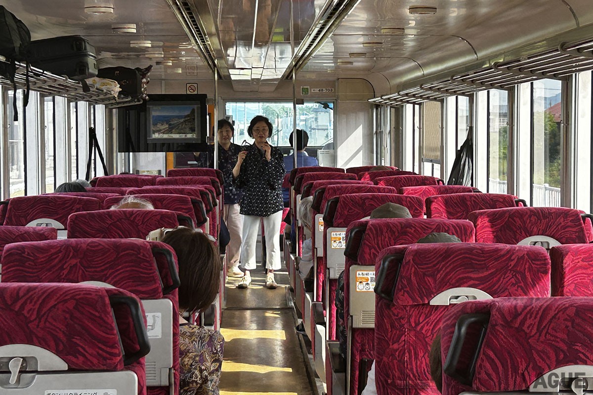 五能線を走り秋田駅と青森駅を結ぶ列車「リゾートしらかみ」。写真は「くまげら」編成