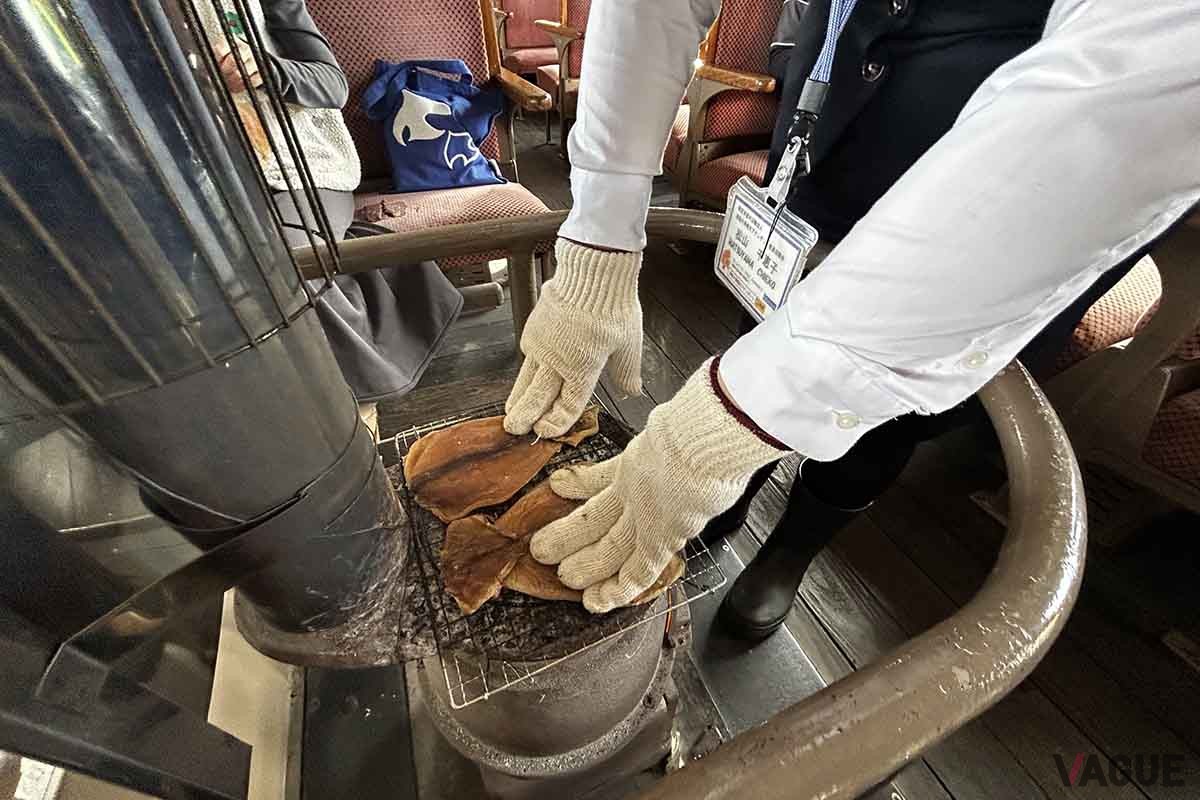 ストーブ列車の客車内。スルメが焼かれている