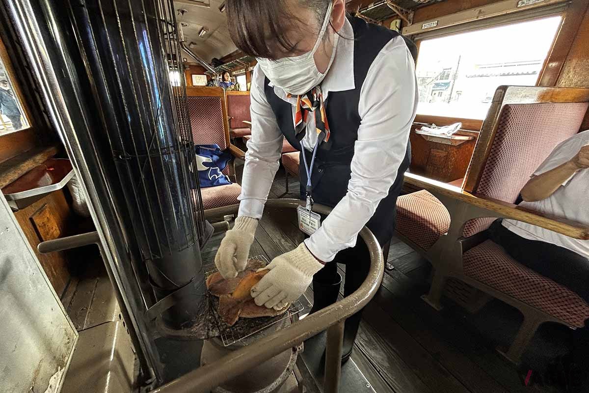 津軽鉄道の名物列車「ストーブ列車」の車内