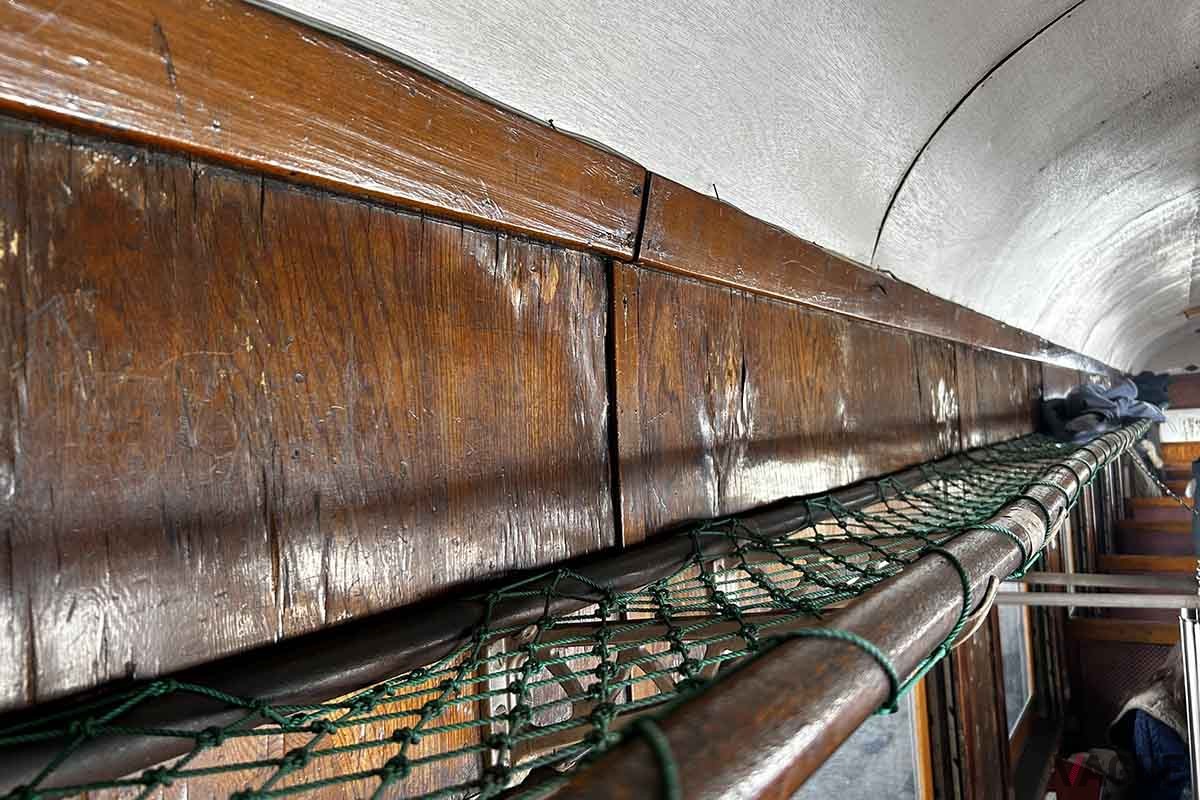 津軽鉄道の名物列車「ストーブ列車」の車内