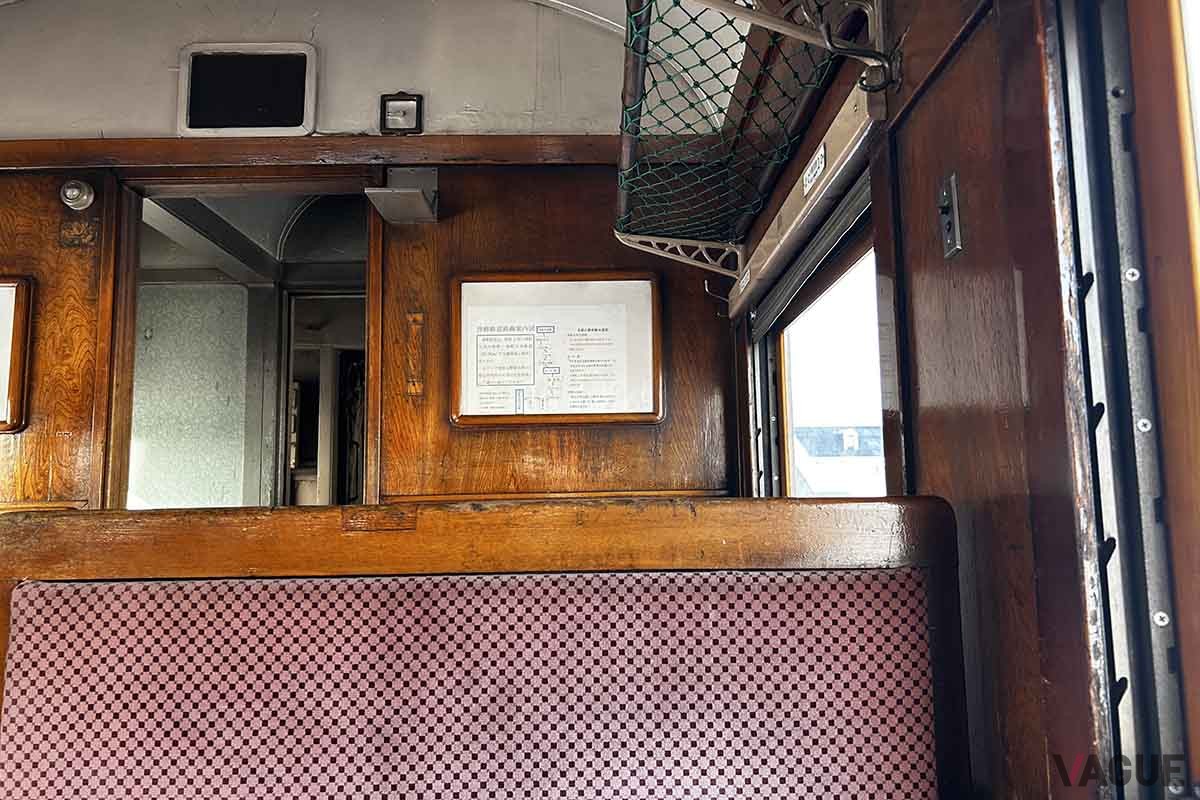 津軽鉄道の名物列車「ストーブ列車」の車内