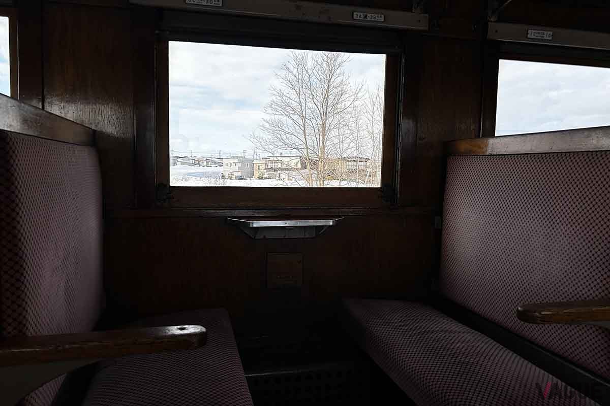 津軽鉄道の名物列車「ストーブ列車」の車内