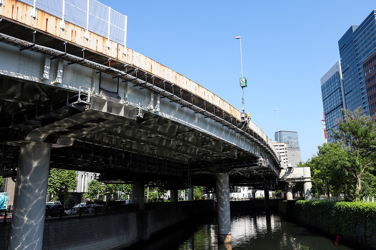 首都高の1日の平均通行台数は107.7万台（2024年11月）。平日は113.6万台、休日（日曜・祝日）は96.1万台となっている