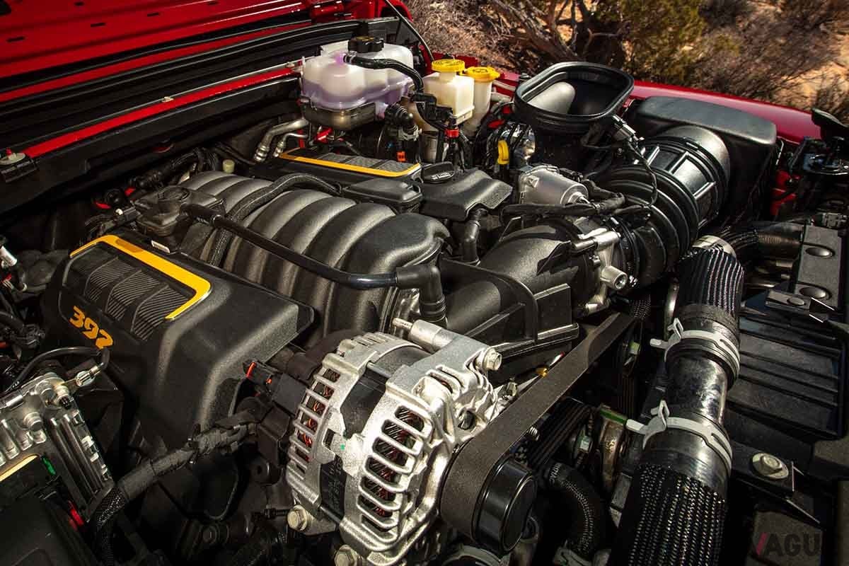 最高出力470ps、最大トルク637Nmを発揮するV型8気筒HEMIエンジン