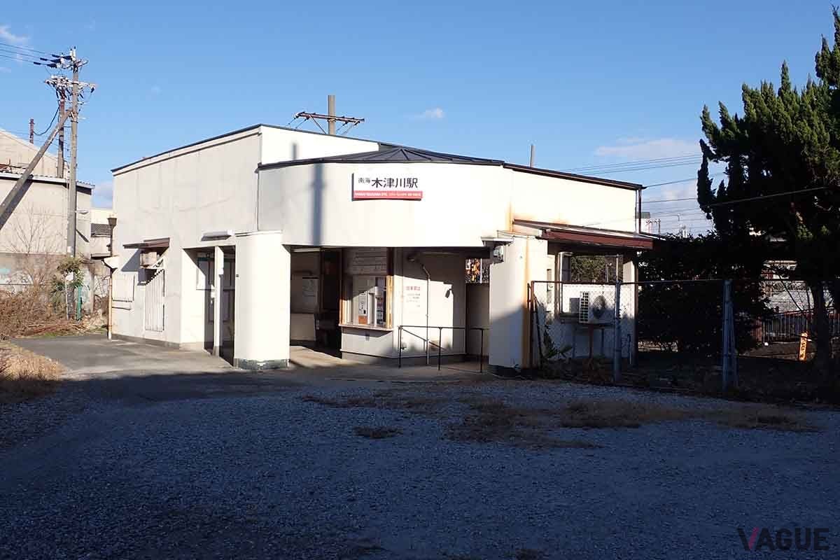 木津川駅にはきちんとした駅舎があるが、駅のまわりには何もない。